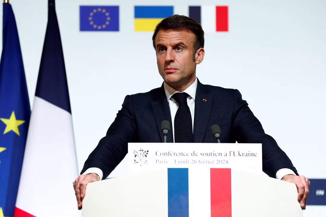 Президент Франції Еммануель Макрон виступає під час прес-конференції наприкінці конференції на підтримку України з європейськими лідерами та представниками уряду в Єлисейському палаці в Парижі, Франція, 26 лютого 2024 року